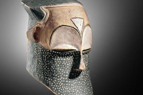 Die Sammlung im Weltkulturenmuseum umfasst auch diese Maske aus dem Kongo. Foto: Stephan Beckers