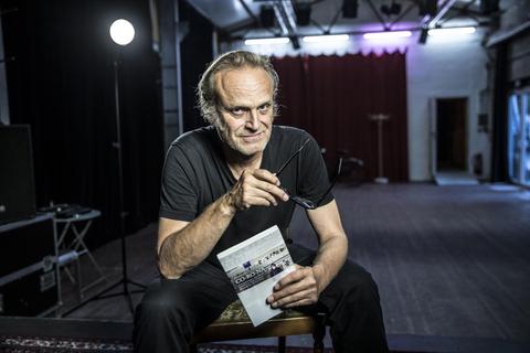 Paul-Hermann Gruner präsentiert im Hoffart-Theater die Anthologie „Co-ro-na“. Foto: Michael Schick