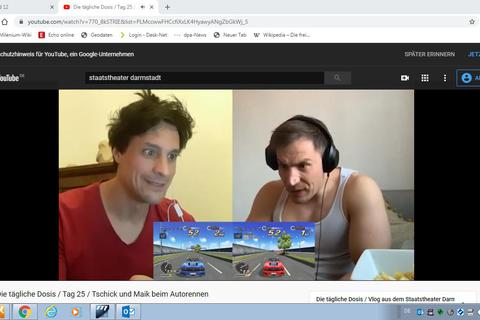 Auf der Bühne sind sie in der Jugendoper „Tschick“ mit dem Lada unterwegs, für den Videoblog des Staatstheaters treten sie im Autorennen gegeneinander an: David Pichlmaier (links) und Georg Festl aus dem Darmstädter Ensemble.Screenshot: VRM 