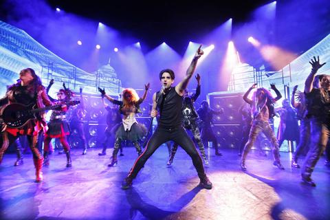 Die Darsteller der Show überzeugen mit ihrem Gesang, denn  niemand versucht, Freddie Mercury zu imitieren. Foto: Sven Darmer