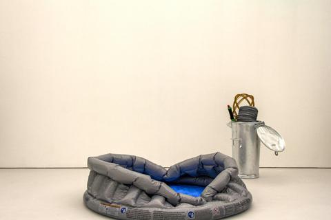 Zu Lawrence Abu Hamdans Installation, die aus 95 scheinbar unnützen Gegenständen besteht, gehört auch dieses Planschbecken. Für ihn sind es Hilfsmittel, um sich zu erinnern. Foto: Denise Kopyciok