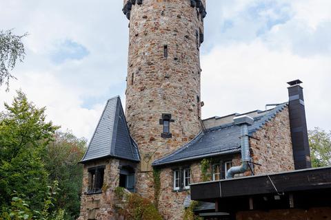 Der Kaiser-Wilhelm-Turm auf dem Schläferskopf ist ein Aussichtsturm aus dem Jahr 1906, der einem mittelalterlichen Bergfried nachempfunden wurde. Er ist 2015 saniert worden. Foto: Carsten Simon