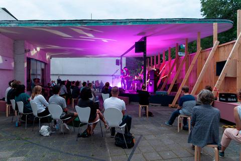 Kulturtankstelle als Konzertbühne: Im Juli gastierte die Band "Dann wohl Sophie" unter dem markanten Vordach.  Foto: Hanna Knußmann  