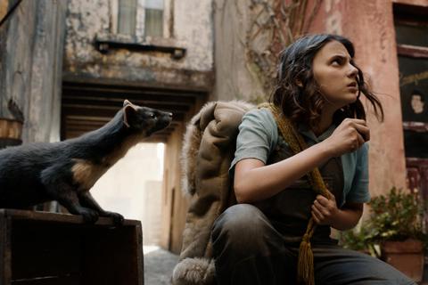 Lyra (Dafne Keen) und ihr „Dæmon“ Pantalaimon, eine Art Seelentier, stehen im Zentrum der spannenden Geschichte. Foto: HBO/Sky