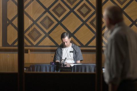 Eine Szene im Film von Raymond Ley: Stephan Ernst (Robin Sondermann) sitzt im Vernehmungsraum. Foto: ARD