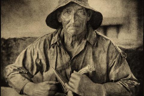 Ziseliert wie eine Graphitzeichnung, ist es doch eine Fotografie nach speziellen Verfahren: Ein Fischer, den José Ortiz Echagüe 1932 abgelichtet hat. Foto: Echagüe/VG Bildkunst, Bonn