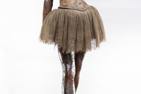 Der Körper  ist aus Bronze, das  Ballett-Tutu aus Stoff:  Edgar Degas’ Figur  einer 14-jährigen Tänzerin ist einer der  Höhepunkte der Schau „En passant“. Foto: Horst Ziegenfusz
