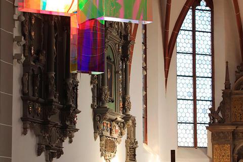"Das Lichtkreuz macht den Raum positiv", sagt Ralf Köbler vom Kirchenvorstand der Darmstädter Stadtkirchengemeinde über das Kunstwerk von Ludger Hinse.   Foto: Karsten Gollnow 