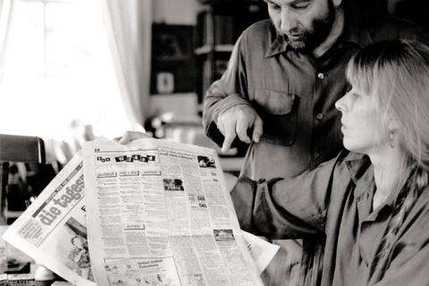 Lebens- und Arbeitsgemeinschaft: Der Autor und Verleger Jörg Schröder und seine Frau Barbara Kalender, aufgenommen im Jahr 1986 in Berlin. Foto: Privat/Verbrecher Verlag/dpa