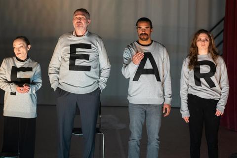Die Angst ist größer als der Freiheitsdrang: Angelika Bartsch (von links), Uwe Zerwer, Mark Tumba und Lotte Schubert in der Frankfurter Uraufführung „Liberté oh no no no“. Foto: Robert Schittko
