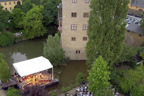 Beim Rheingau Musik Festival wird das idyllisch inmitten der Rheingauer Weinberge gelegene Wasserschloss Vollrads regelmäßig zur Bühne von großen Konzerten. Archivfoto: Helmut R. Schulze