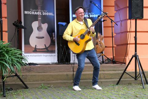 Fingerstyle-Gitarrist Michael Diehl meistert mit seiner außergewöhnlichen Spieltechnik eine komplette Begleitung abseits der Saitenklänge. Foto: Schäfer