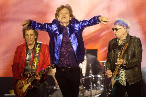 Mick Jagger (Mitte) mit Ron Wood (links) und Keith Richards 2022 beim Konzert im Rahmen der "Stones Sixty Europe 2022" in der Veltins-Arena in Gelsenkirchen. Am 26. Juli 2023 wird der Stones-Frontmann 80 Jahre alt.