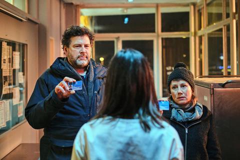 Kaum ist Sara Manzer (Johanna Wokalek) aus dem Gefängnis entlassen, stehen Friedemann Berg (Hans-Jochen Wagner) und Franziska Tobler (Eva Löbau) mit Fragen vor der Tür. Foto: ARD