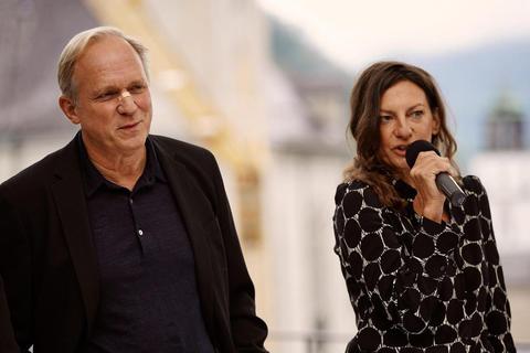 Der Maestro (Ulrich Tukur) und seine Ex, die Regisseurin (Beate Zierau), bei der Pressekonferenz zur Inszenierung von „Don Giovanni“. Foto: SWR/ORF/David Steinbach
