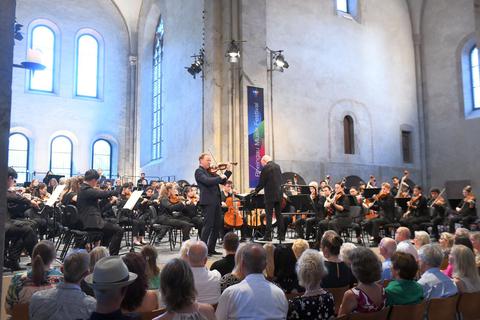 Der Geiger Daniel Hope und das Schleswig-Holstein Festival Orchestra unter Christoph Eschenbachs Leitung interpretieren Benjamin Brittens Violinkonzert.
