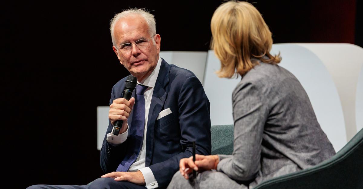 In-Wiesbaden-balanciert-Harald-Schmidt-Spa-und-Todernst-aus