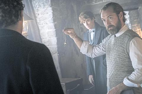 Eddie Redmayne als Newt Scamander und Jude Law (rechts) als Albus Dumbledore in einer Szene des Films. Foto: Warner Bros. Entertainment