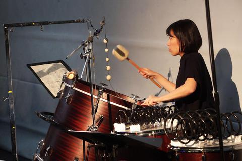 Hier komponieren die Solisten mit: Moe Fukuda beim Abschlusskonzert der Internationalen Ferienkurse. Foto: Karl-Heinz Bärtl
