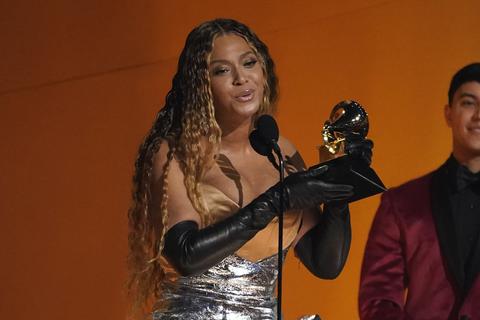 Gerade erst hat Beyoncé bei den Grammys 2023 einen Rekord aufgestellt. Aber solche Meldungen über weibliche Pop-Größen sind trügerisch: Eine Studie der USC Annenberg zeigt, dass Frauen in der Musikindustrie einen schweren Stand haben.