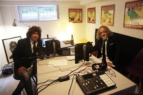 Bekannt aus „Aso-TV“: Ebbi (Hendrik Nachtsheim, links) und Nobbi (Gerd Knebel) moderieren „Radio Badesalz“. Foto: Dirk Lehberger