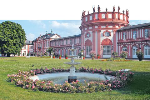 Schloss Biebrich, vom  Park aus gesehen: auf der Rotunde der dreiflügeligen Anlage die Götterpaare aus der Werkstatt von Höppli. Archivfoto: Uwe Stotz
