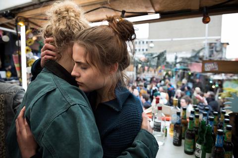 Luisa (Mala Emde, rechts) zieht in „Und morgen die ganze Welt“ in eine Antifa-Kommune. Foto: Oliver Wolff/Alamode Film/dpa
