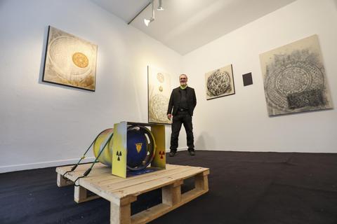 Geschichte wird Kunst: Peter Pelikan in seiner Darmstädter Ausstellung. Foto: Guido Schiek