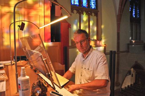 Ein Bachvirtuose an der Orgel: Christof Becker begeistert das Publikum. Foto: Czernek