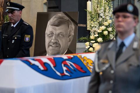 Das Konterfei von Walter Lübcke (CDU) ist bei einem Trauergottesdienst im Jahr 2019 zu sehen. Der Regierungspräsident von Kassel war nicht das erste Todesopfer rechter Gewalttäter.