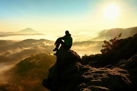 Auch eine Form von Glück: Der Sonnenaufgang in den Bergen. Foto: rdonar – stock.adobe