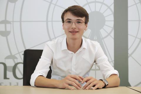 Vielseitigkeit an den Tasten: Finn Krug erhält das Stipendium des Darmstädter Musikpreises. Foto: Andreas Kelm