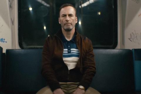 Noch bleibt er ruhig im Bus sitzen, aber gleich gibt es Zunder. Bob Odenkirk in einer Szene von „Nobody“. Foto: Universal Pictures Gemany
