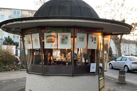 Der Bessunger Kunst-Kiosk ist derzeit Ort von Steinarrangements und Zeichnungen, die das Künstlerpaar Reinhart Buettner und Juliana Jaeger geschaffen haben. Foto: Reinhart Buettner