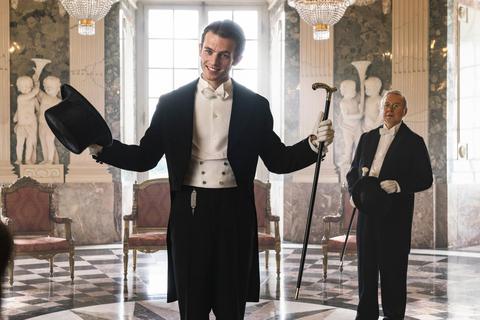 Felix Krull (Jannis Niewöhner) markiert beim Besuch in Lissabon den Marquis de Venosta. Szene mit Joachim Król als Professor Kuckuck. Foto: Warner