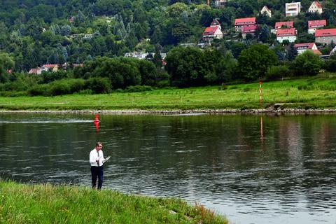 Erkundungen an der Elbe: Kurt Drawert in Dresden. Foto: Ute Döring