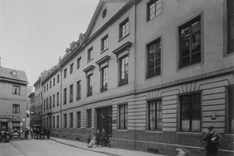Das Stammhaus des Musikverlages im Weihergarten auf einem Foto von 1919. Im Jahr 1944 wird der Gebäudekomplex durch Brandbomben schwer beschädigt. Der Raum, in dem Richard Wagner aus den „Meistersingern“ gelesen hat, blieb erhalten. Fotos: Schott Music