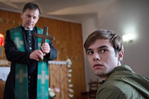 Jonas Fleischauer (Tom Gronau) lässt sich regelmäßig von Pater Anselm (Maciej Robakiewicz) exorzieren. Foto: ARD