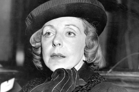 Aufmerksame Beobachterin menschlicher Abgründe: Vicki Baum, aufgenommen 1937 als Zuschauerin eines Mordprozesses. Foto: inp/dpa