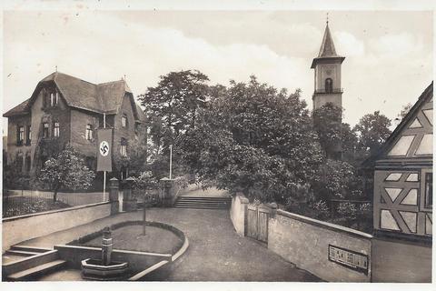 Vor dem Pfarrhaus weht die NS-Fahne: Eberstadt im Jahr 1935. Foto: Sammlung Joachim Schmidt 