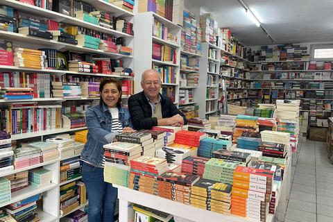 Zeynep Hacikadiroglu (links) und Tahir Hacikadiroglu in ihrer Frankfurter Buchhandlung. © Kadir Kacan