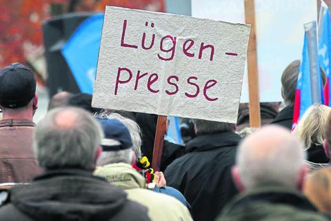 Proteste gegen die angebliche Lügenpresse, hier bei einer Demonstration in Mecklenburg-Vorpommern: Für Petra Gerster und Christian Nürnberger sind sie das "Geschrei einer lautstarken Minderheit". Archivfoto: dpa 