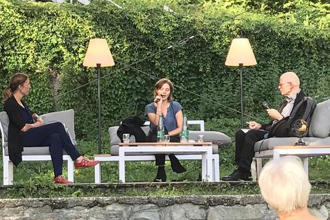 Die Autorin Peggy Mädler (Mitte) stellt beim Literaturfestival ihren Roman „Wohin wir gehen“ vor. Franziska Geyer liest daraus vor, Moderator ist Bernhard Schön. Foto: Lamparth
