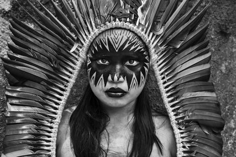 Bela Yawanawa aus dem Dorf Mutum mit Kopfschmuck und bemaltem Gesicht, fotografiert vom brasilianischen Fotografen und Aktivisten Sebastiao Salgado. Dass er ein Meister der Schwarz-Weiß-Fotografie ist, zeigen seine im Bildband „Amazônia“ vorgestellten Aufnahmen erneut. Foto: dpa