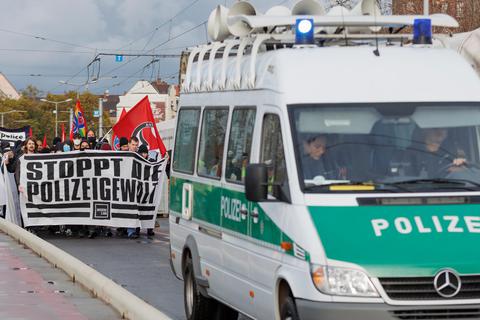 Eine Demonstration in Mannheim, wo im Mai 2022 ein Mann nach einem Polizeieinsatz gestorben ist. Gibt es bei der deutschen Polizei ein Gewaltproblem? Diese Frage wirft das Buch "Tatort Polizei" auf.