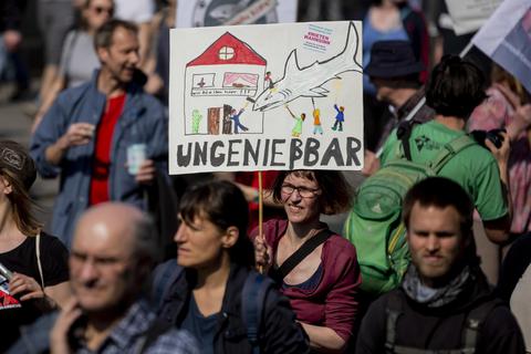 Berlin wehrt sich gegen den Immobilienboom und die damit verbundenen Folgen – eines der Themen in Iris Hanikas Roman. Foto: dpa