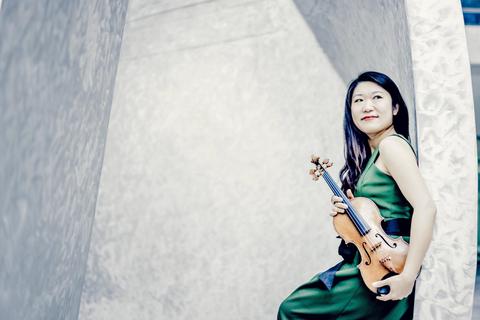 Die in Peking geborene Geigerin Tianwa Yang spielt beim Konzert am 13. November mit der Rheinischen Philharmonie den Solopart im 2. Violinkonzert von Sergei Prokofiew. Foto: Andrej Grilc