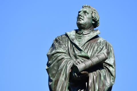 Berief sich auf die Bibel und auf sein Gewissen: Martin Luther, hier im Zentrum des Reformationsdenkmales in Worms. Foto: dpa