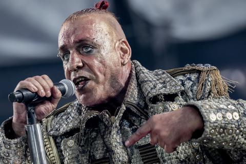 Till Lindemann, Frontsänger von Rammstein, 2019 bei einem Konzert der Band im Berliner Olympiastadion.