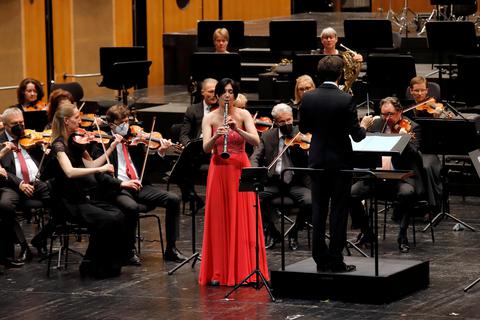 Klarinettistin Sharon Kam tritt in einen spannungsgeladenen Dialog mit dem Orchester unter der Leitung von Daniel Cohen.  Foto: Andreas Kelm  
